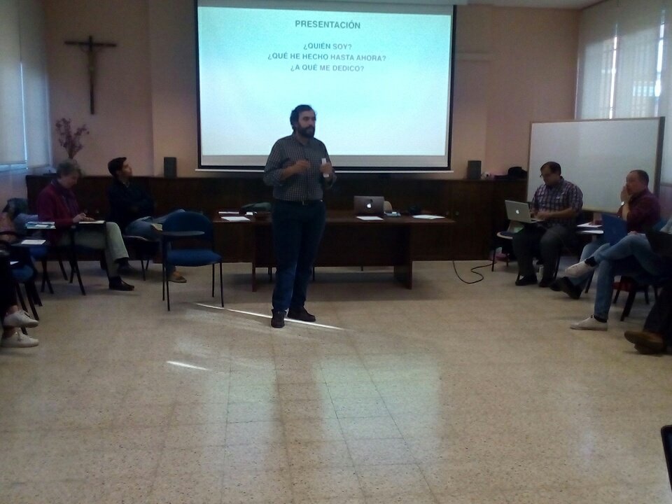 vivirfi's tweet photo. El enorme @fjcristofol nos habla esta tarde sobre comunicación digital en la realidad educativa. #comunicandoFI https://t.co/0APhart1zr