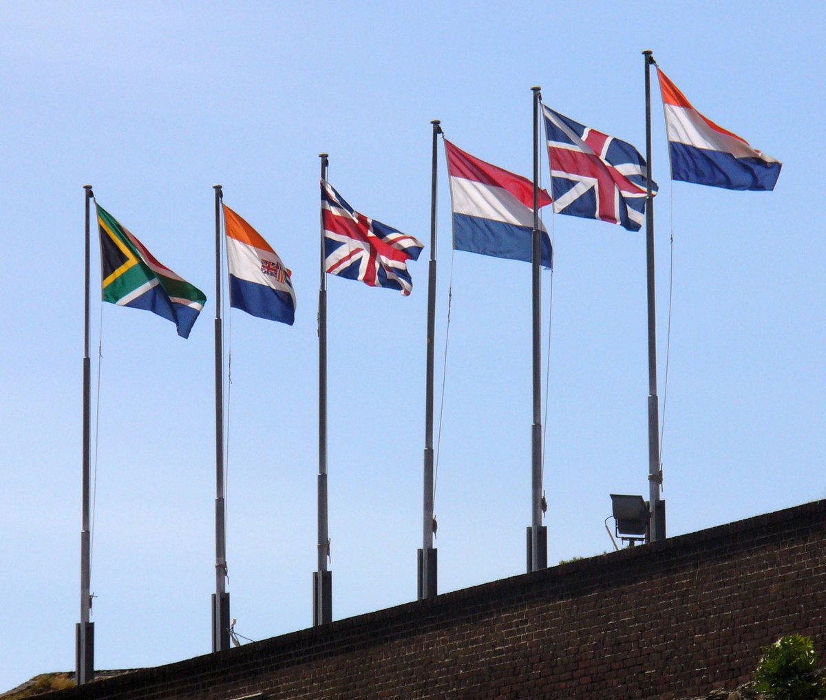 AndreasMeyerZAR's tweet photo. What can one spot so proudly displayed at the Castle in Cape Town? Right, the good old South African Flag. #PricelessCities #RSAFlag https://t.co/2dRhV33lA9