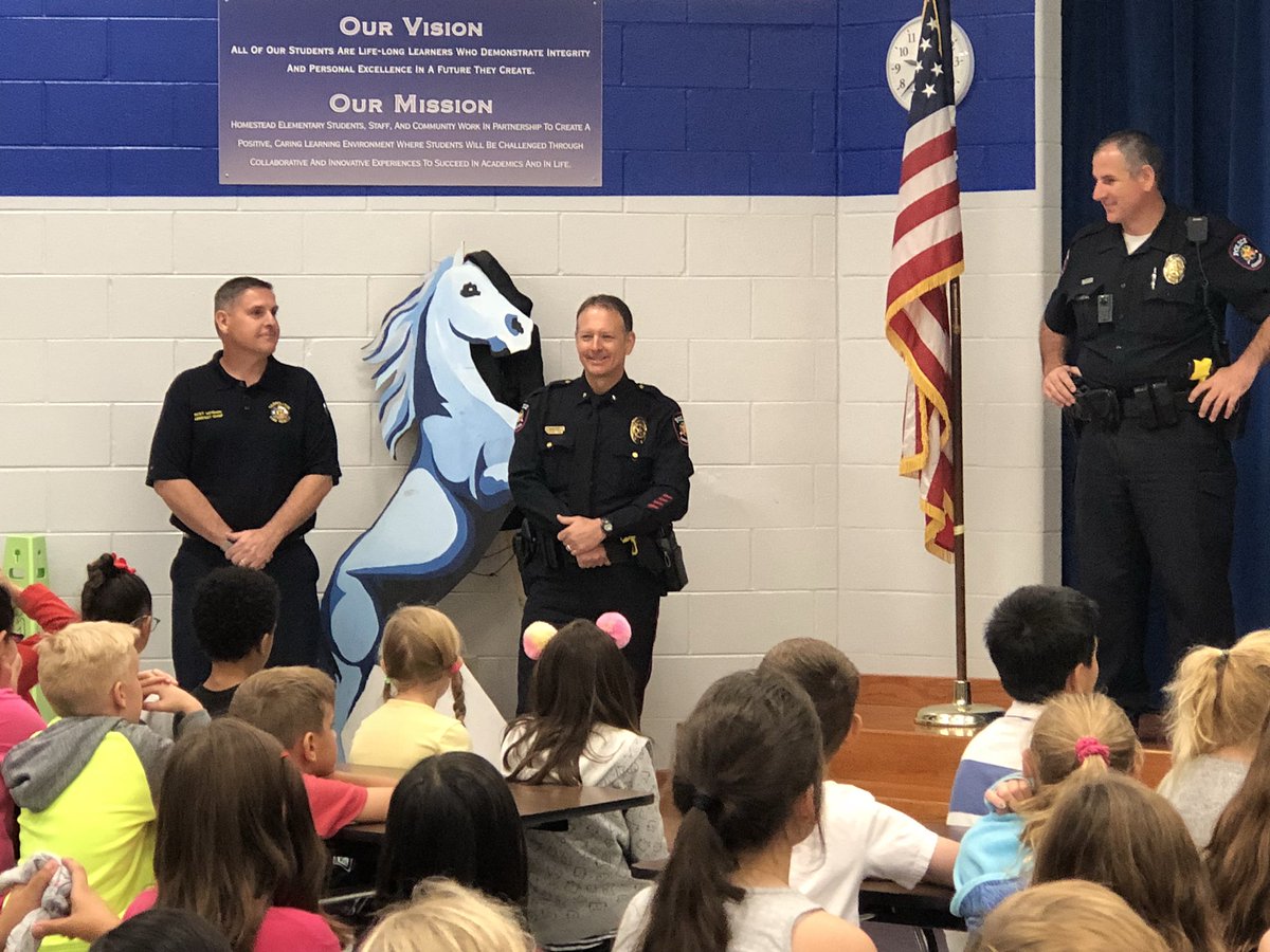 ganttb2015's tweet photo. 3rd grade learning about being a First Responder and how they help our community @HomesteadES @CarrolltonTXPD #FirstResponders https://t.co/3nPaSgbLpX