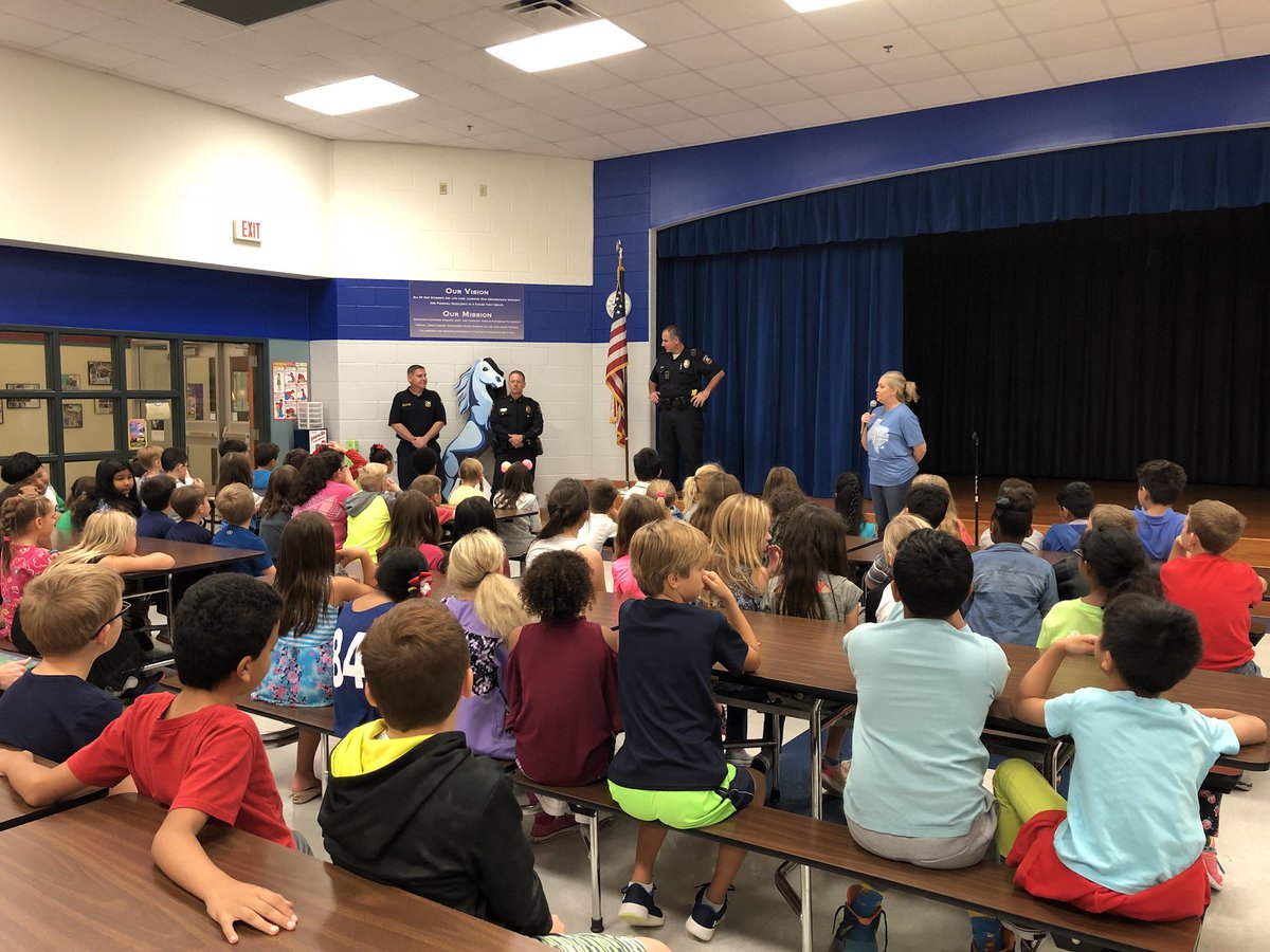 ganttb2015's tweet photo. 3rd grade learning about being a First Responder and how they help our community @HomesteadES @CarrolltonTXPD #FirstResponders https://t.co/3nPaSgbLpX