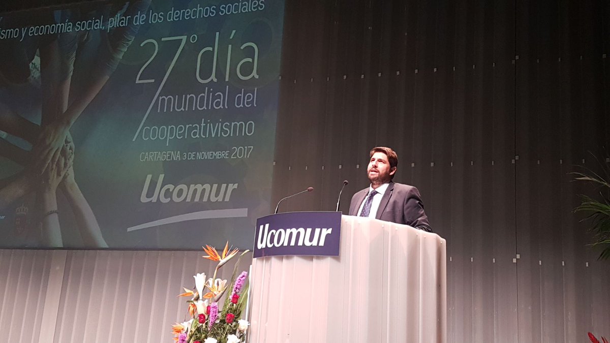 ucomur's tweet photo. "No sois cifras y datos sin rostro, sois personas que demostráis que se puede humanizar la empresa" indica el presidente @LopezMirasF #DMC17 https://t.co/mrULNDWD7F