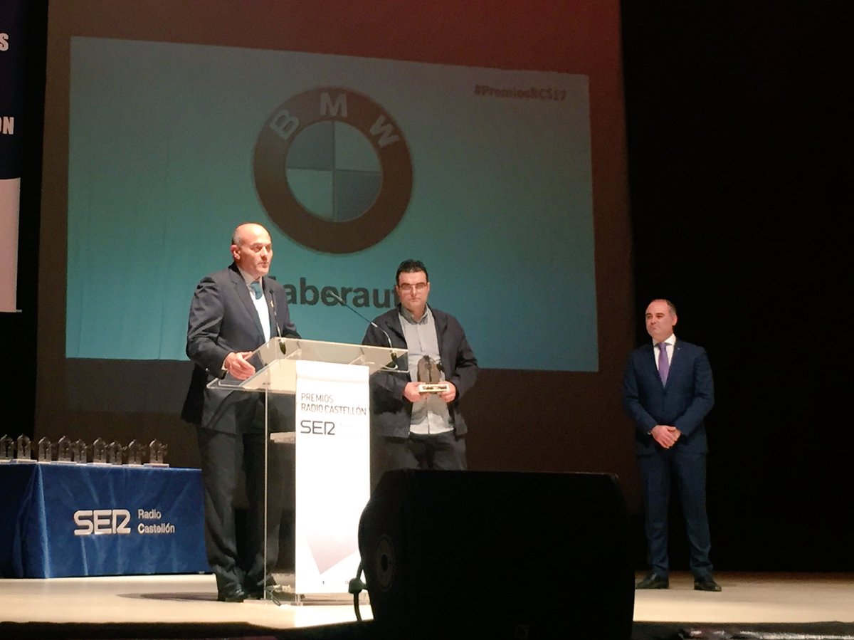 BMWMaberauto's tweet photo. En los #PremiosRCS17. Nuestro Jefe de Ventas José Antonio Hernandez entrega el Premio de Arte a Xavi Ribes. https://t.co/kMa2rCRrfE