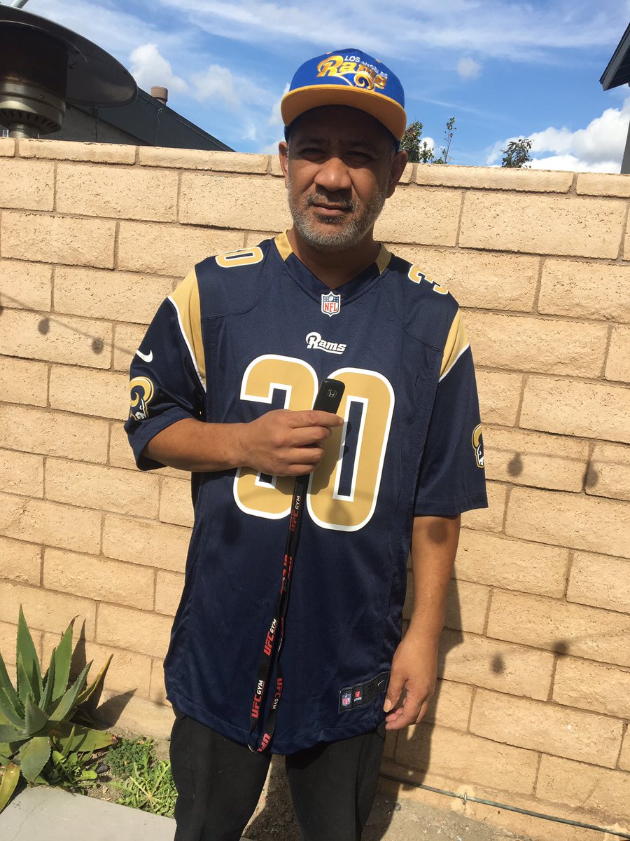 __reybby's tweet photo. @HelpfulHonda Not of me, but my dads a HUGE Rams fan!!!! #helpmydad lol. https://t.co/OUV6jw8tJ9