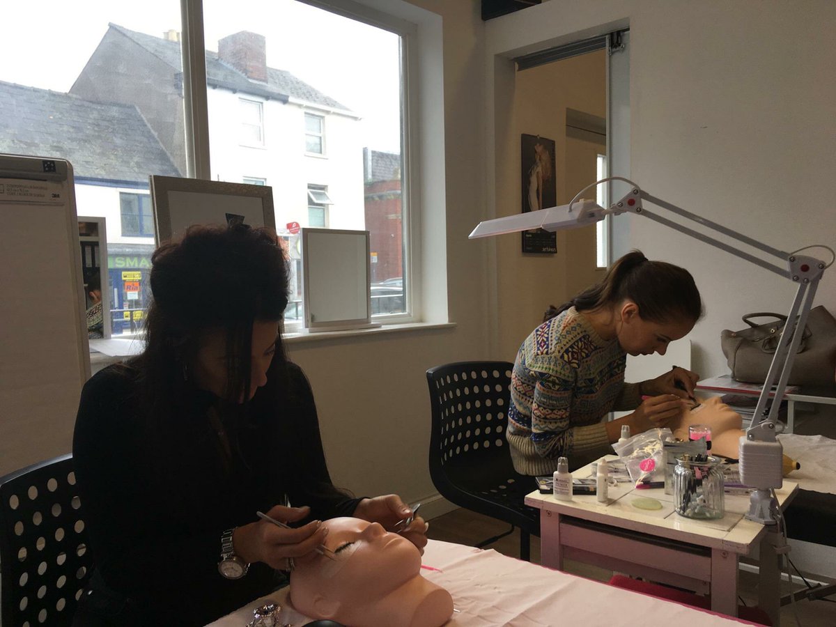 PenelopeSchool's tweet photo. 1:1 lash extension course. 
£199.00 
If you want to buy the kit it is £56.00 and they can be purchased on the day. 
#PenelopeAcademy #lashes https://t.co/fcj1TfQtnT