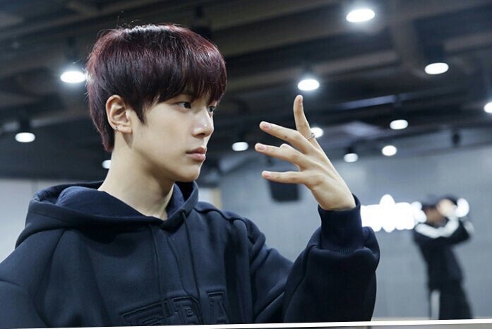 his fingers are so long....... REST.
