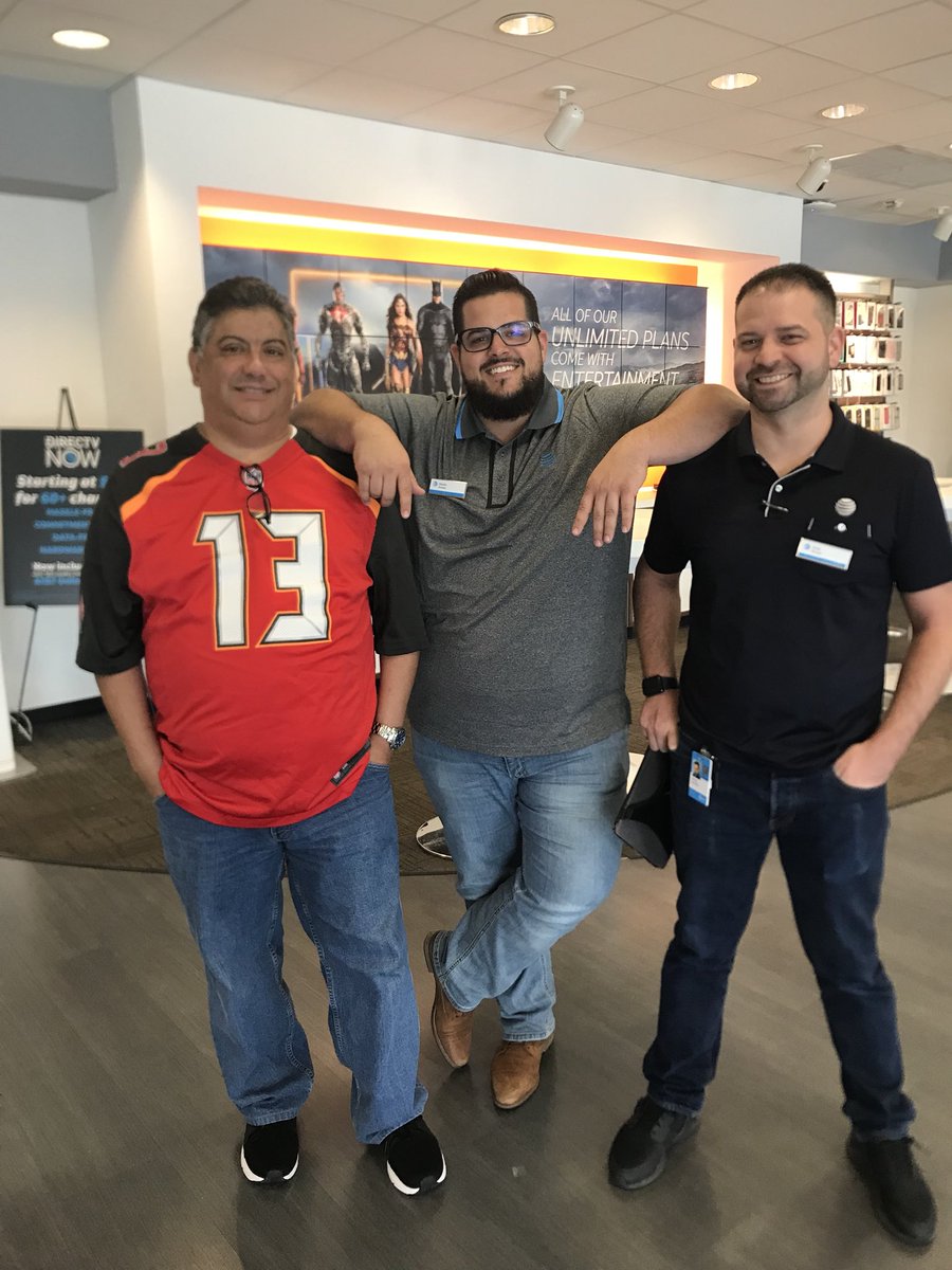 TheRealKyle_J's tweet photo. iPhone X Launch day! #NorthTampa #1FLA @AmyIvey_ARSM https://t.co/zBI6E5AhkD