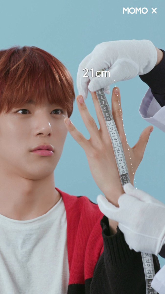 a whole 21cm long hand. wow