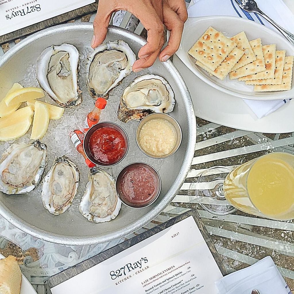 Oysters at brunch? Don't knock it til you've tried it. 😝 <a href="/827rays/">827 Ray's</a> #512bites ift.tt/2Ahyple