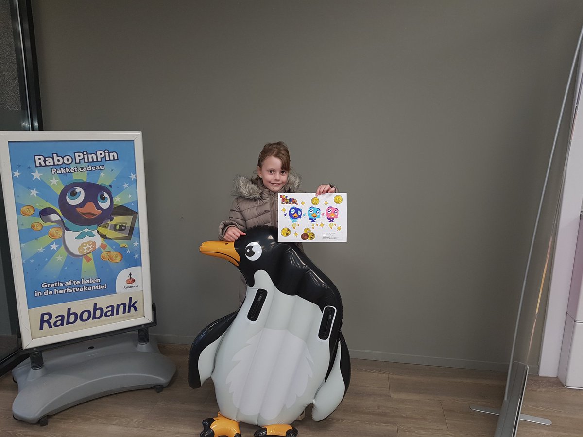 mgrins's tweet photo. Trots komt de winnares van de kleurwedstrijd haar #Pinpin #luchtbed ophalen bij @RabobankAV . Wie de jeugd heeft, heeft de toekomst! https://t.co/xUqXC7i0V9