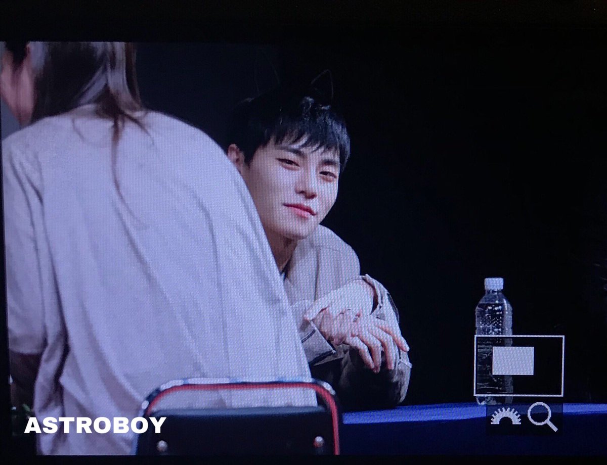 AstroBoy_0523's tweet photo. 신촌 팬싸인회 #상균 #jbj 빼꼼적 모먼트 https://t.co/xdp4qpOjz3