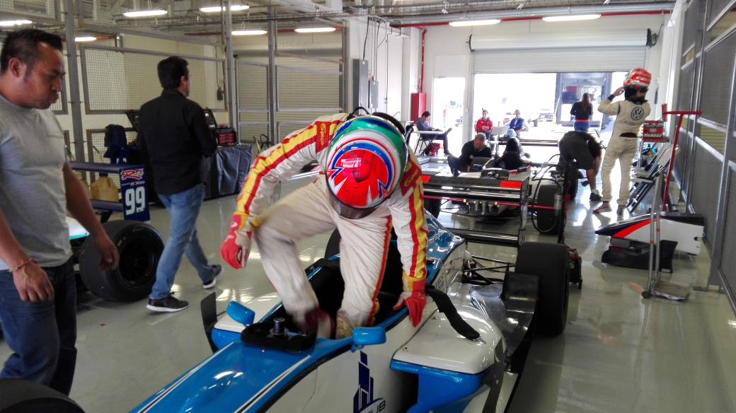 carrerasenvivo's tweet image. El piloto @ledesma_ant sale a la segunda práctica de la @LATAMF2000