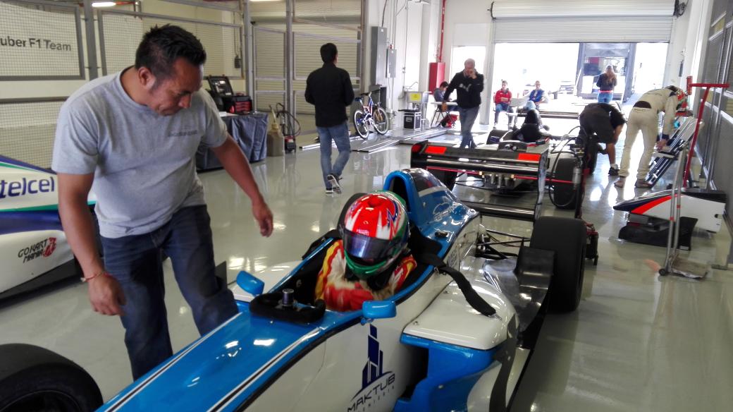 carrerasenvivo's tweet image. El piloto @ledesma_ant sale a la segunda práctica de la @LATAMF2000