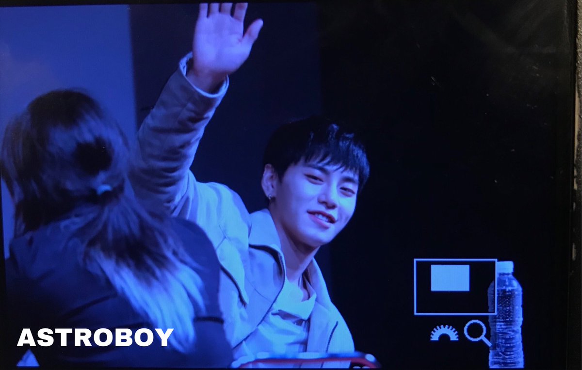 AstroBoy_0523's tweet photo. 신촌 팬싸인회 #상균 #jbj https://t.co/kQIgmAnUGG