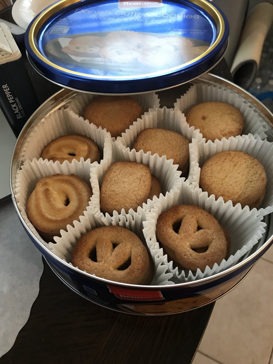 TeachMeTwi's tweet photo. The first time I ever opened this container and ACTUAL cookies were in it !! 😭😭😭😭 https://t.co/eGswlee4Ow