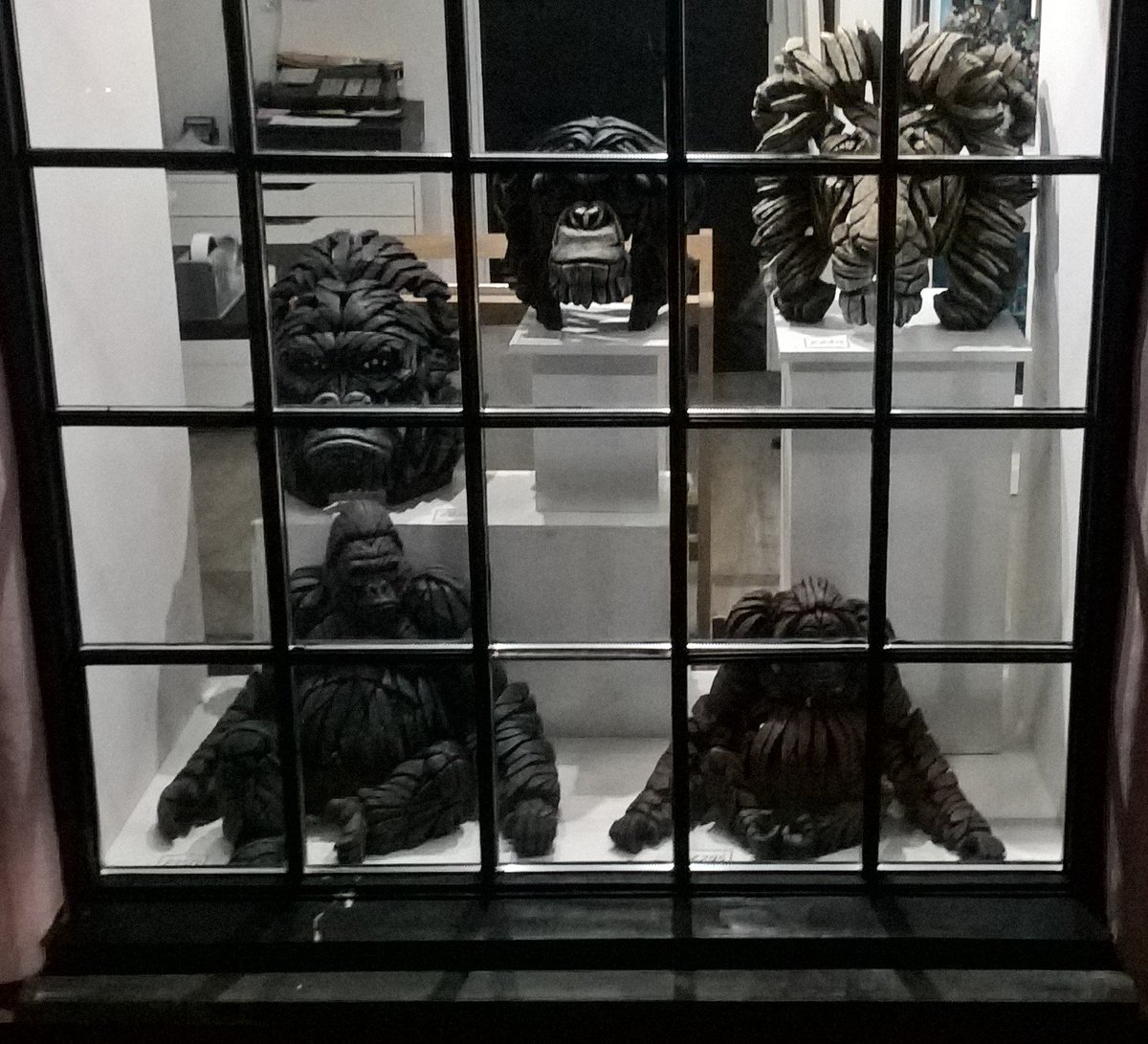 QuayArtPadstow's tweet photo. Get yourself an Edge - the new sitting gorilla is now here !
#EdgeSculptures #GorillaWithAttitude https://t.co/2nCoP6pui0 https://t.co/vzvLv5iqYO