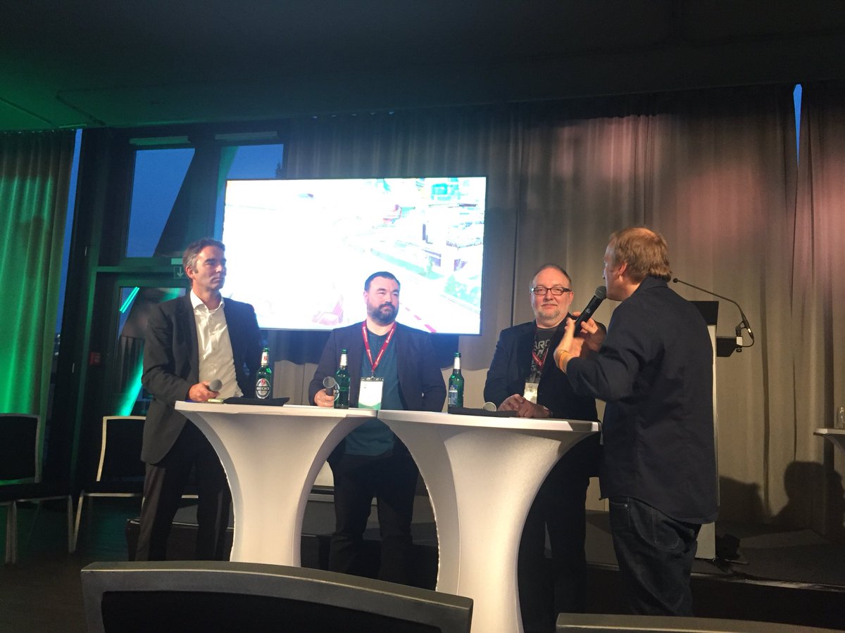 iconstorm's tweet photo. Jeden Tag nur Sahnetorte? Welche Experience wollen wir denn? Felix Guder beim Abschlusspanel des @UXcongress #futureofUX https://t.co/LFrfyCJ0D2