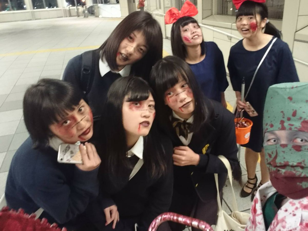 ygHalloween's tweet photo. ハロウィン part4
キキは何組も目撃‼️😊
アニメキャラ？のレイヤー集団の方お褒めいただきありがとうございました😉
トトロもいました🎵
山形では山形県人らしくw学校の制服+簡単キズメイクが多い中この方達はしっかりメイクでリアルでした👏
 
#山形ハロウィン
#仙台ハロウィン https://t.co/ihKYhUUzHa