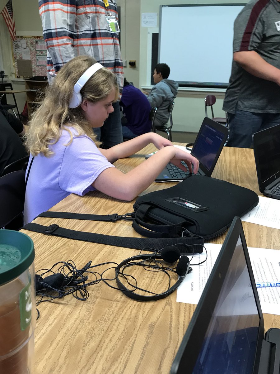 kacklin06's tweet photo. @PipkinR12 students learning to create music through programming.  #CSISGF17 https://t.co/VySX429h8i