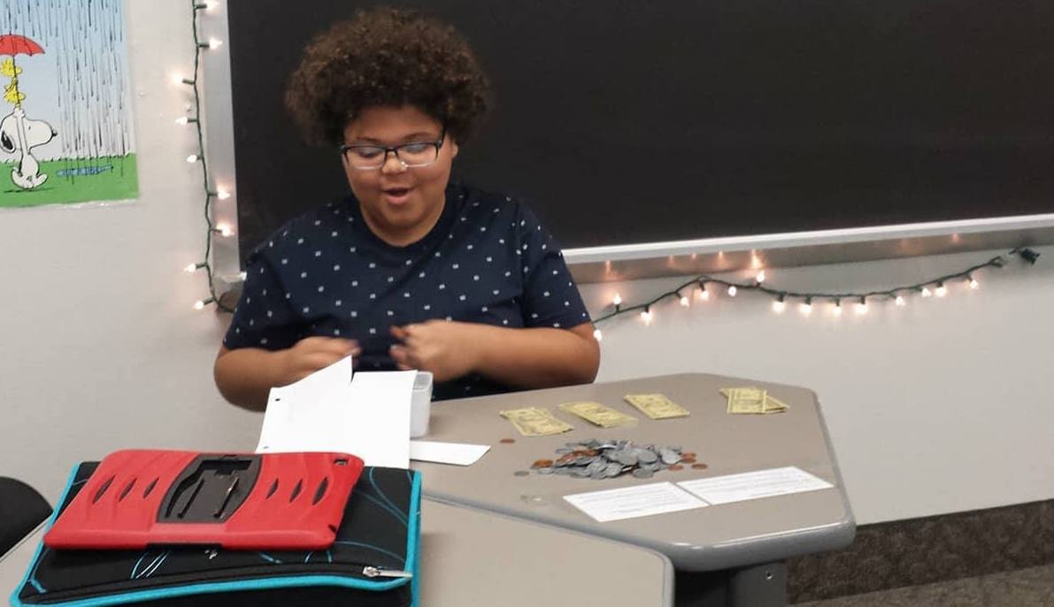 MrsSagstetter's tweet photo. Friday Money Math: decimals, critical thinking, making change, different ways to make amounts . . . oh, my! #room139 #importantlifeskill https://t.co/NYc2psSecl