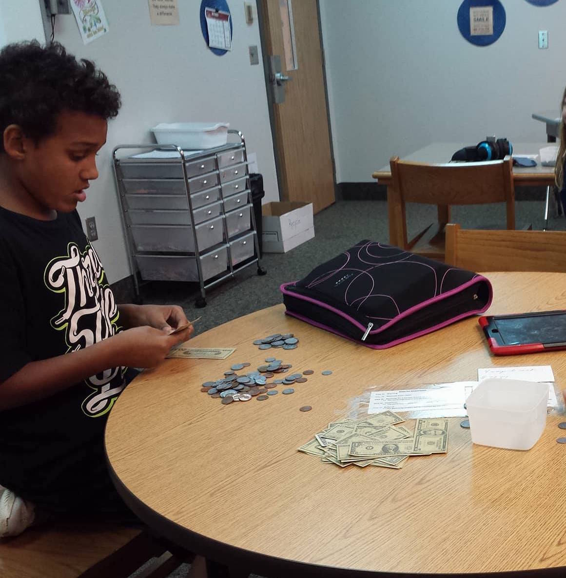 MrsSagstetter's tweet photo. Friday Money Math: decimals, critical thinking, making change, different ways to make amounts . . . oh, my! #room139 #importantlifeskill https://t.co/NYc2psSecl