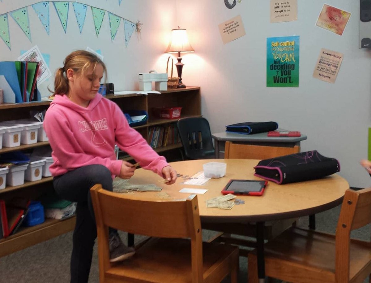 MrsSagstetter's tweet photo. Friday Money Math: decimals, critical thinking, making change, different ways to make amounts . . . oh, my! #room139 #importantlifeskill https://t.co/NYc2psSecl