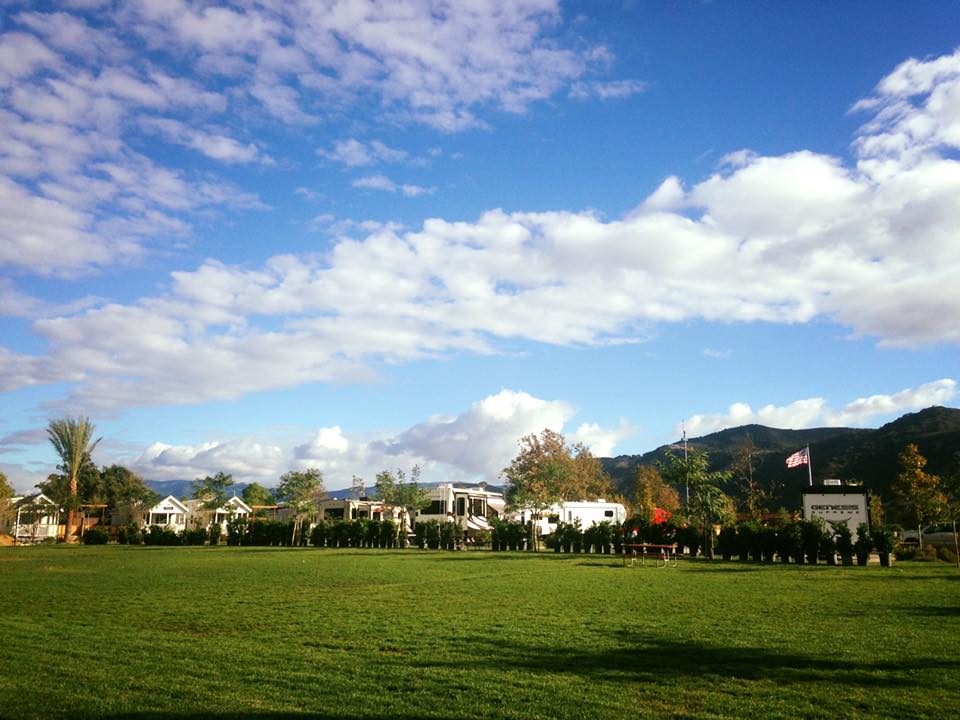 HighwayWestVaca's tweet image. What a beautiful Friday morning sky at #FlyingFlags in #Buellton! Who is #camping with us this first weekend in November?