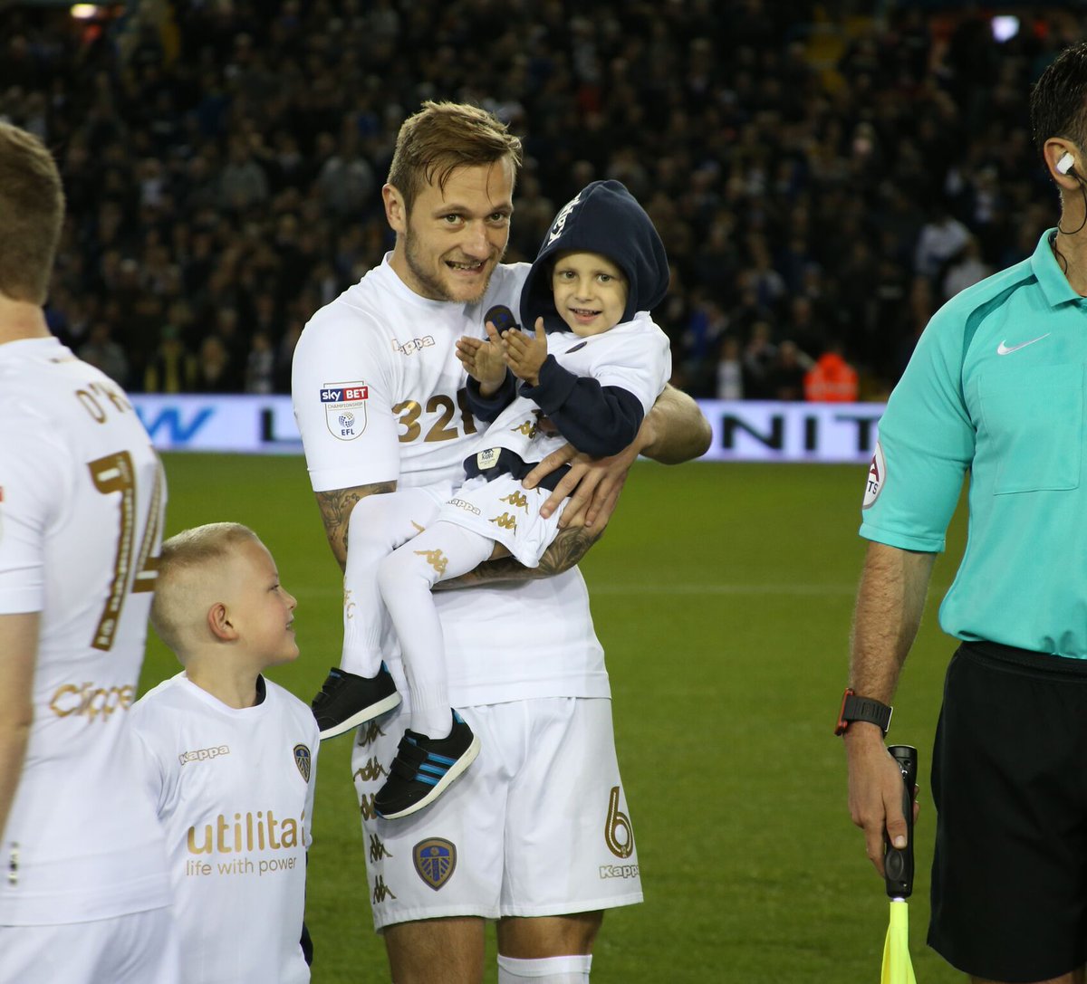 ProperSport's tweet photo. LS11 | #LUFC raise £150k for Toby #OneDayForToby 👏🏻👏🏻👏🏻https://t.co/2keV8bnoMd https://t.co/fyZ5Vh50g0