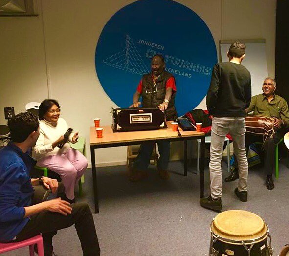 BOKSCultuurhuis's tweet photo. #jongeren en #ouderen maken samen nieuwe #muziek bij @CultuurhuisKE #deboks @CCzuilen #kanaleneiland #music #beats #afcc #utrecht https://t.co/JaBPmUvk2Z