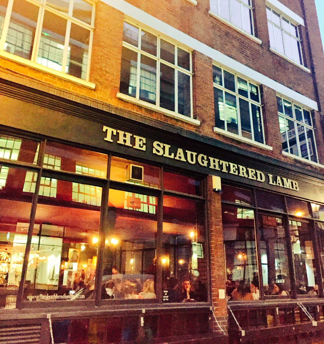 CALAN (@calanfolk) on Twitter photo Gig heno, <a href="/slaughteredlam/">The Slaughtered Lamb</a> 8yh
Llundain.
Bydd hefyd cyfle i brynu caws dafad <a href="/CosynCymru/">Cosyn Cymru</a> yn uniongyrchol o 'Madame Fromage' ei hun! Gig heno, <a href="/slaughteredlam/">The Slaughtered Lamb</a> 8yh
Llundain.
Bydd hefyd cyfle i brynu caws dafad <a href="/CosynCymru/">Cosyn Cymru</a> yn uniongyrchol o 'Madame Fromage' ei hun!