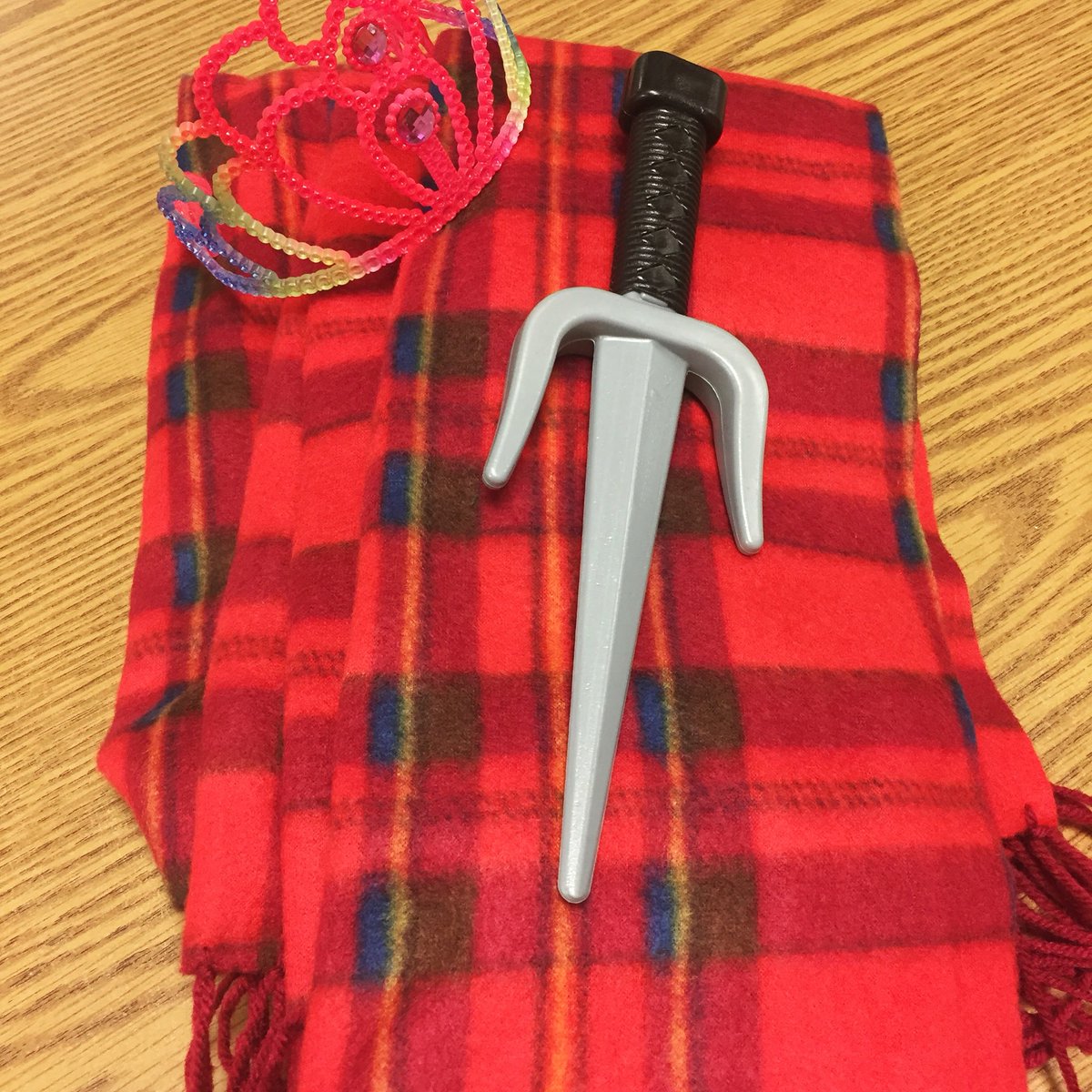 Jillian_Hawley's tweet photo. Starting Macbeth today with sophomores. 🎭⚔️👑 #shakespeareislife #thescottishplay #isthisadaggerwhichiseebeforeme https://t.co/5v7bQGGw2v