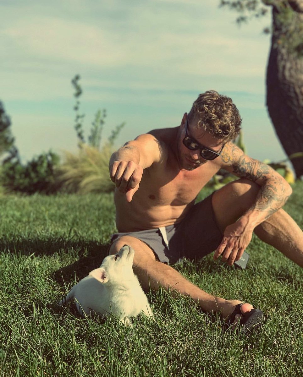 Tired of feeling like I'm trapped in my damn mind.
Tired of feeling like my life is a damn game.
I really wanna die in the night time.