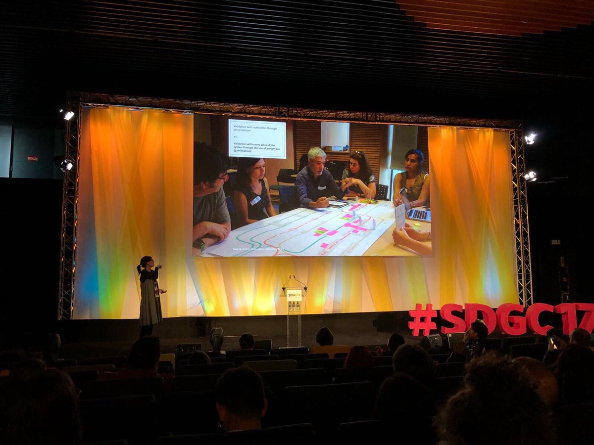 SDNChile's tweet photo. Bernardita Figueroa, académica de @DISENO_UC presenta en #SDGC2017 🇨🇱👏👏 https://t.co/2bWn27kWlW