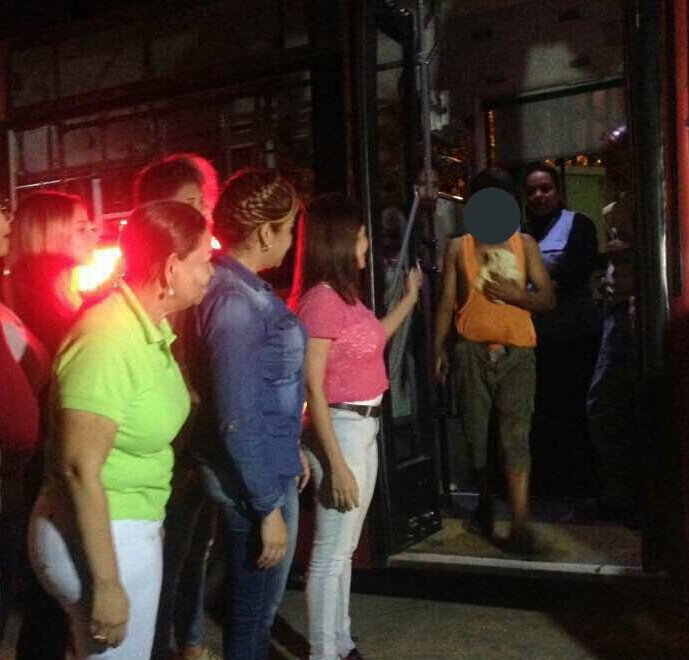 nancydelacava's tweet photo. Por Instrucciones de @rafaellacava10 estamos rescatando con Abordaje a niños que están en situación de calle a través de @FundaninoCarabo https://t.co/t2Xb2SdxAp