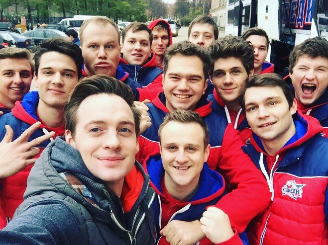 molodejca's tweet image. Знаешь, я тебе так скажу: если тебе дорог человек, нужно хватать его и держать в руках сильно-сильно. 
Иначе однажды обернёшься и никого ...