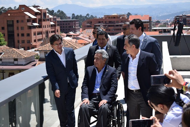 Presidencia_Ec's tweet photo. Presidente @Lenin Moreno visita las instalaciones de la @udecuenca | #VivaCuenca https://t.co/9tJnr3vO2I