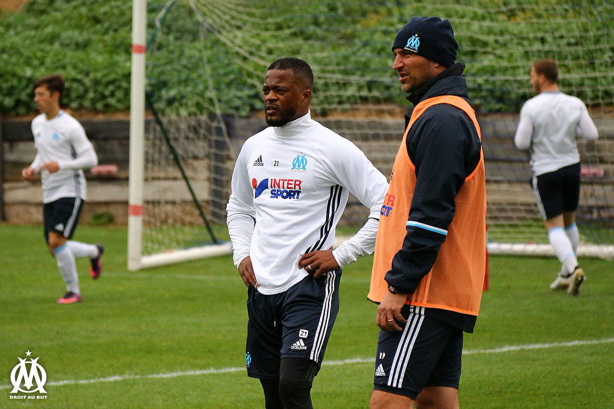 WinamaxSport's tweet image. - Il n'arrête pas de me regarder. C'est de la provoc. 
- Patrice, c'est un arbre.
- C'est lui ou moi. Bouge pas, je reviens.