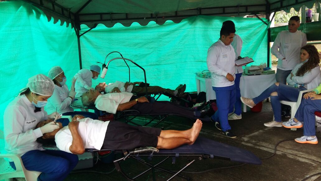 Ejercito_Div5's tweet photo. Héroes del #BAMUR 5 realizan   
 jornada médica, odontologíca y peluquería en el municipio de Córdoba. https://t.co/2RLLqvCw90