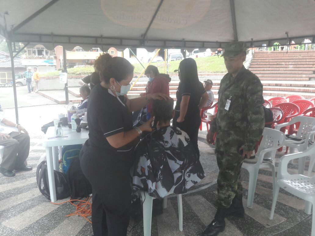 Ejercito_Div5's tweet photo. Héroes del #BAMUR 5 realizan   
 jornada médica, odontologíca y peluquería en el municipio de Córdoba. https://t.co/2RLLqvCw90