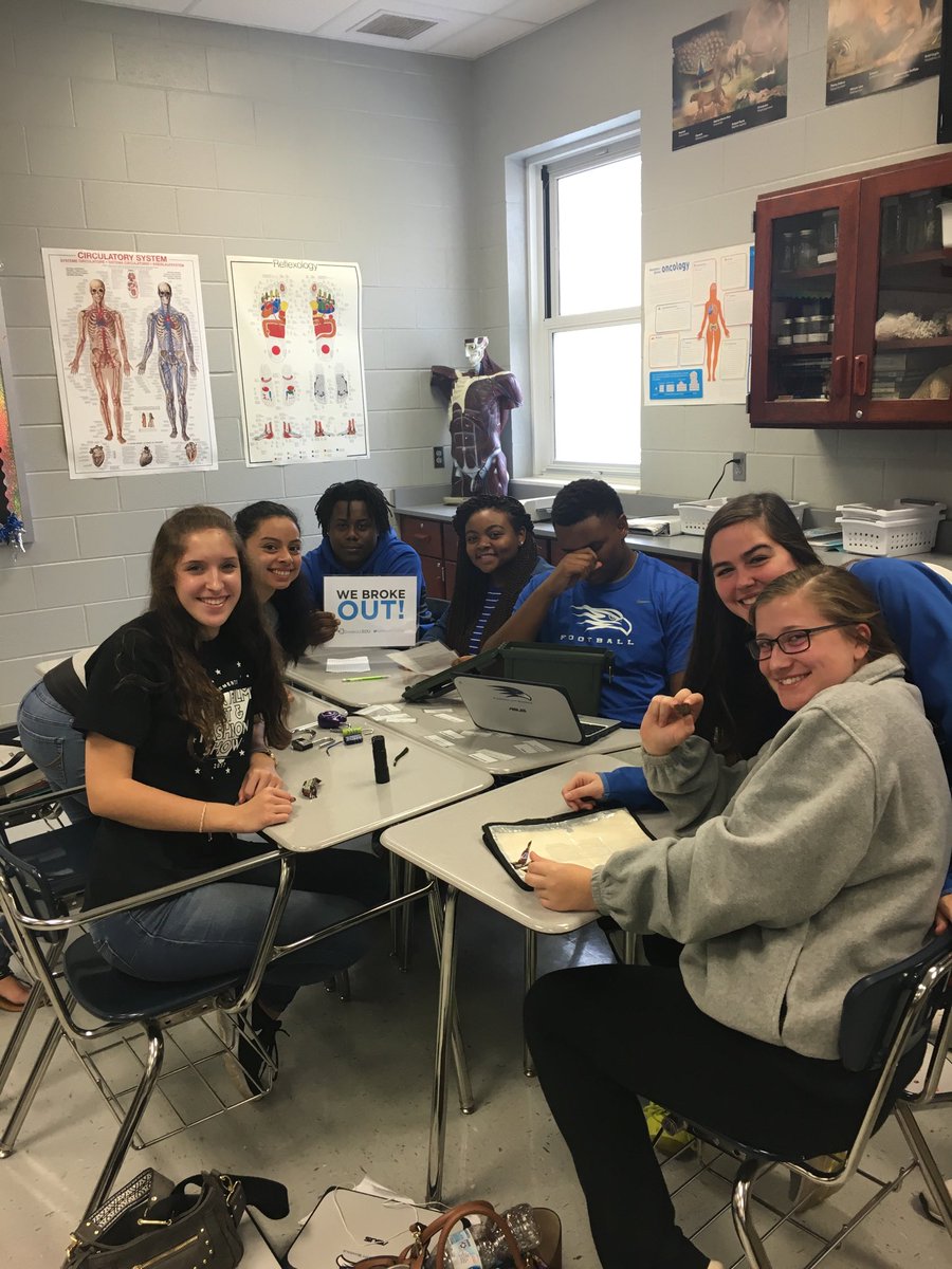 Amy_Mitchell63's tweet photo. The blue team broke out! @florencek12 #anatomy https://t.co/YjTvpYFr6r