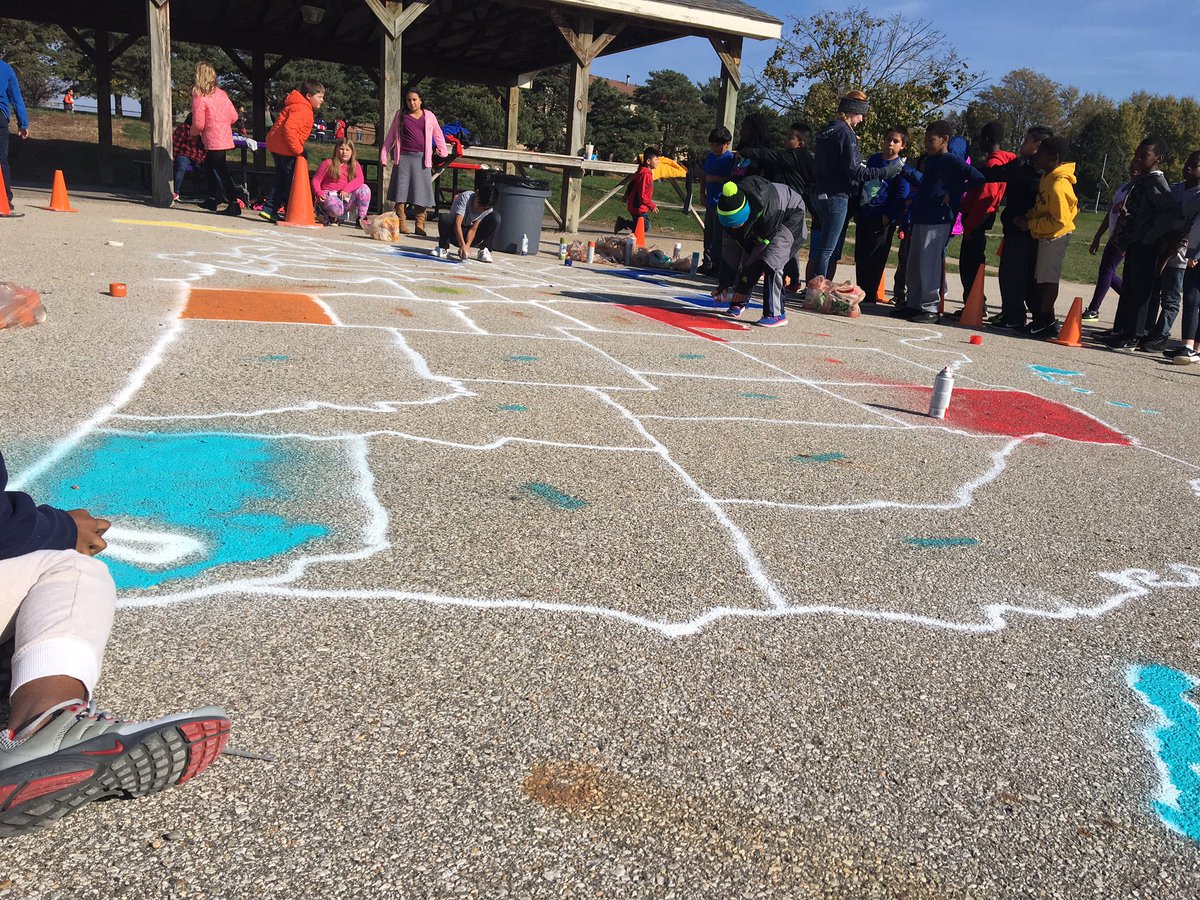 Smartiesn2nd's tweet photo. Culminating product in action! Studying the regions of the US and their impact on our country! @newtechnetwork @CVschoolofInq #4thgradepbl https://t.co/nG7e8DUbWE