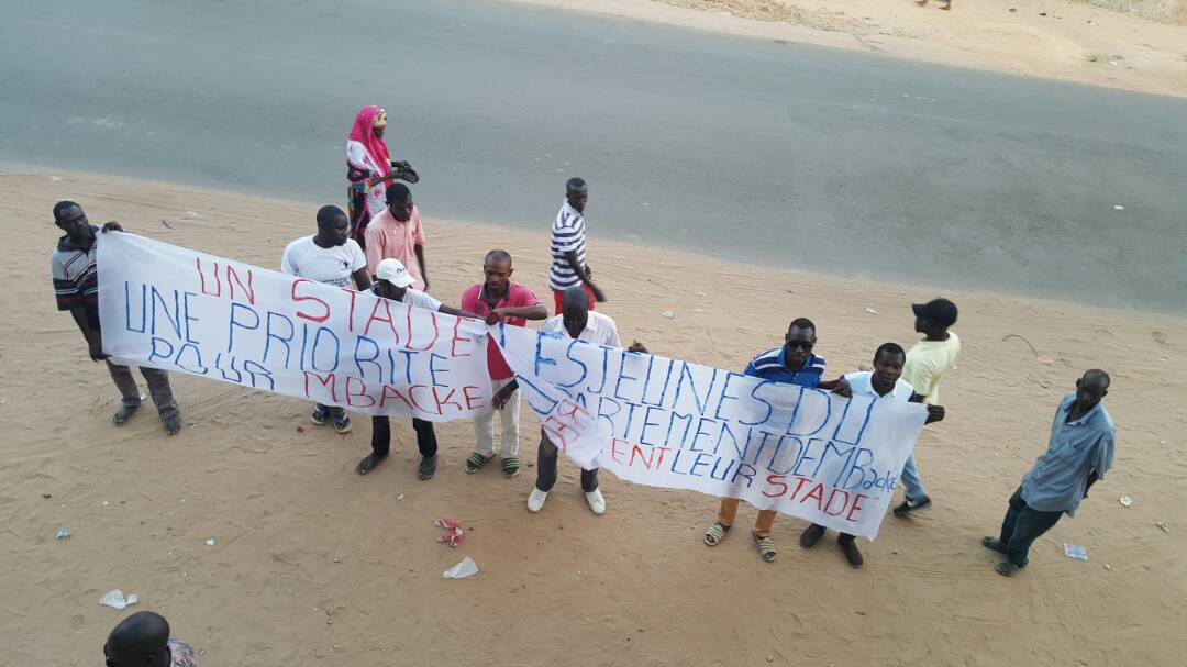 Rfmsenegal's tweet photo. #rfmmagal ces jeunes  de Mbacke demandent  au chef de l'Etat  l'achèvement  des travaux de leur stade @joerfm  @ndiayesouly @ElModouGueye1 https://t.co/LUJGd8FAtP