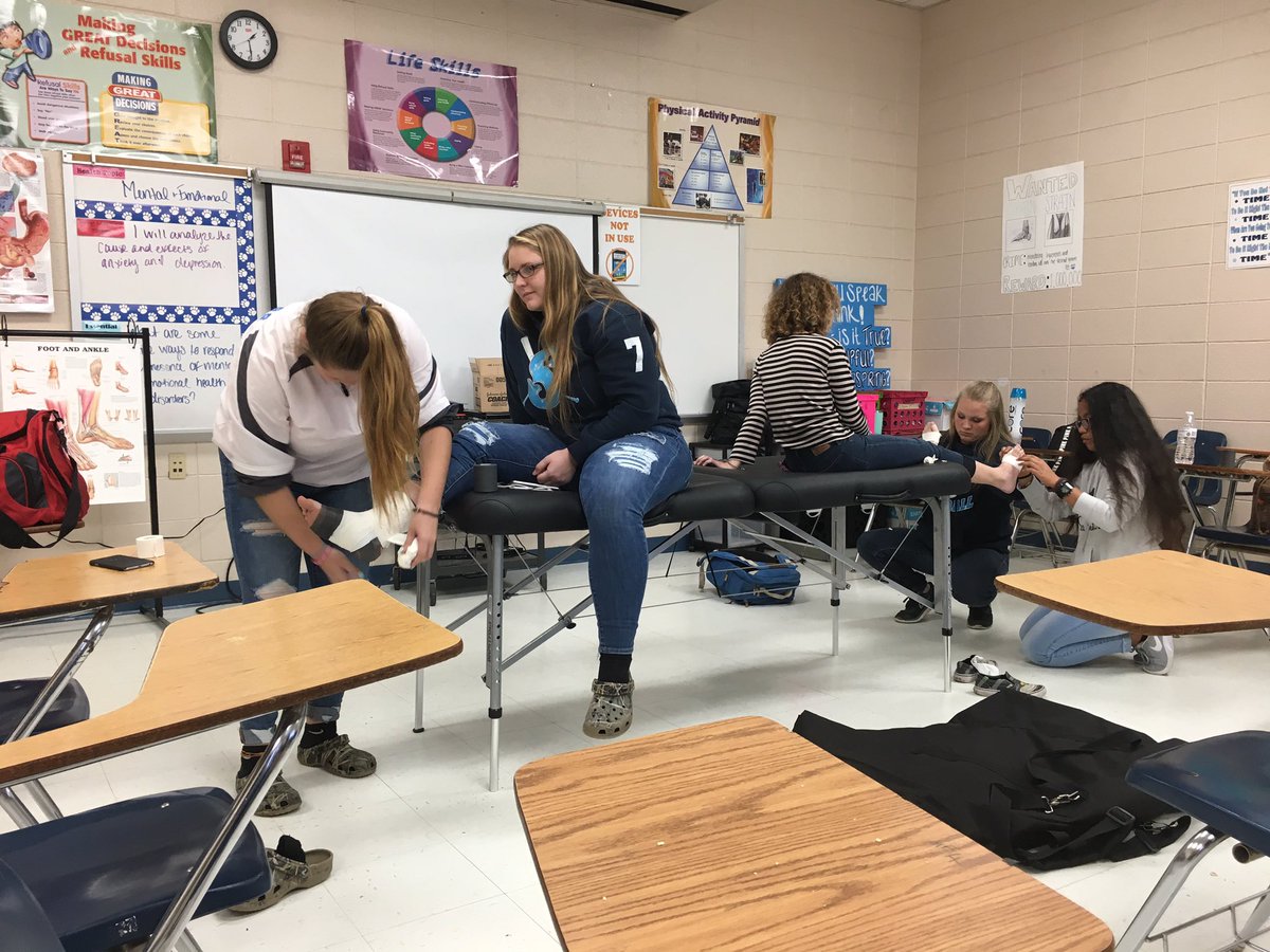 CoachBuckey's tweet photo. Practicing ankle/foot taping skills in SM2 #cougarstandard #SBHS https://t.co/hZY5UtaVul