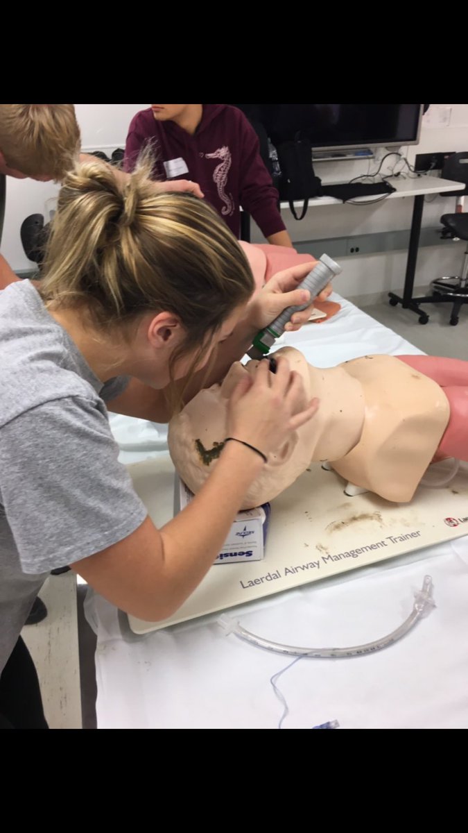 chaylinocko's tweet photo. Discovery day was a success! π©πΌββοΈπ #DiscoveyDay #HSC #HealthScienceCentre #Medical #FutureNurses @CdnMedHallFame https://t.co/45gn1s0hy2