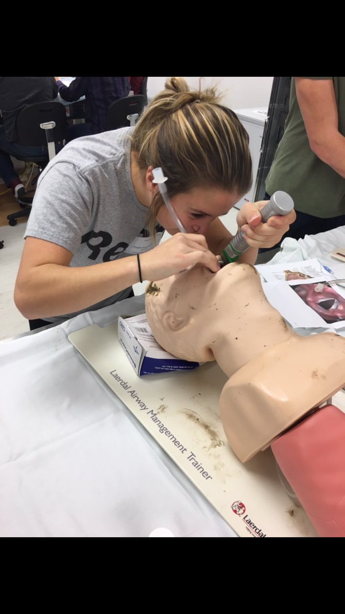 chaylinocko's tweet photo. Discovery day was a success! π©πΌββοΈπ #DiscoveyDay #HSC #HealthScienceCentre #Medical #FutureNurses @CdnMedHallFame https://t.co/45gn1s0hy2
