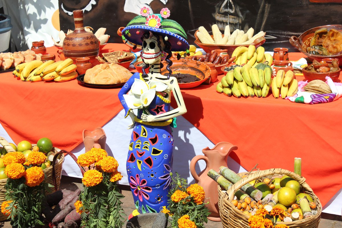 CorbuseMetepec's tweet photo. Alumnos del Centro Escolar Hábitat S. C. en #CorbuseMetepec durante la Exposición de Ofrendas 2017 #DíaDeMuertosMéxico Gracias por su gran participación. https://t.co/cH09UZwgAF