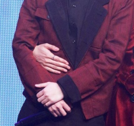 his hand looks so big next to jooheon’s