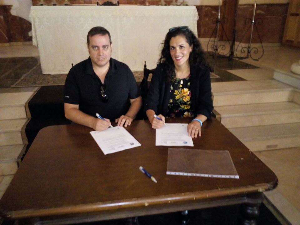 Colocación del pictograma en la Ermita de la Soledad por parte de la Asociación Ansares