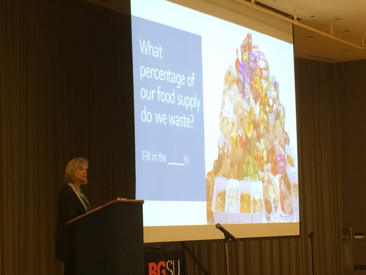 MJLudy's tweet photo. 40% of food is wasted. That’s like getting 5 bags of groceries and throwing out 2. @kbakies @BGSUNutrition @HENDPG #FNSymposium https://t.co/JG0eJttRyp