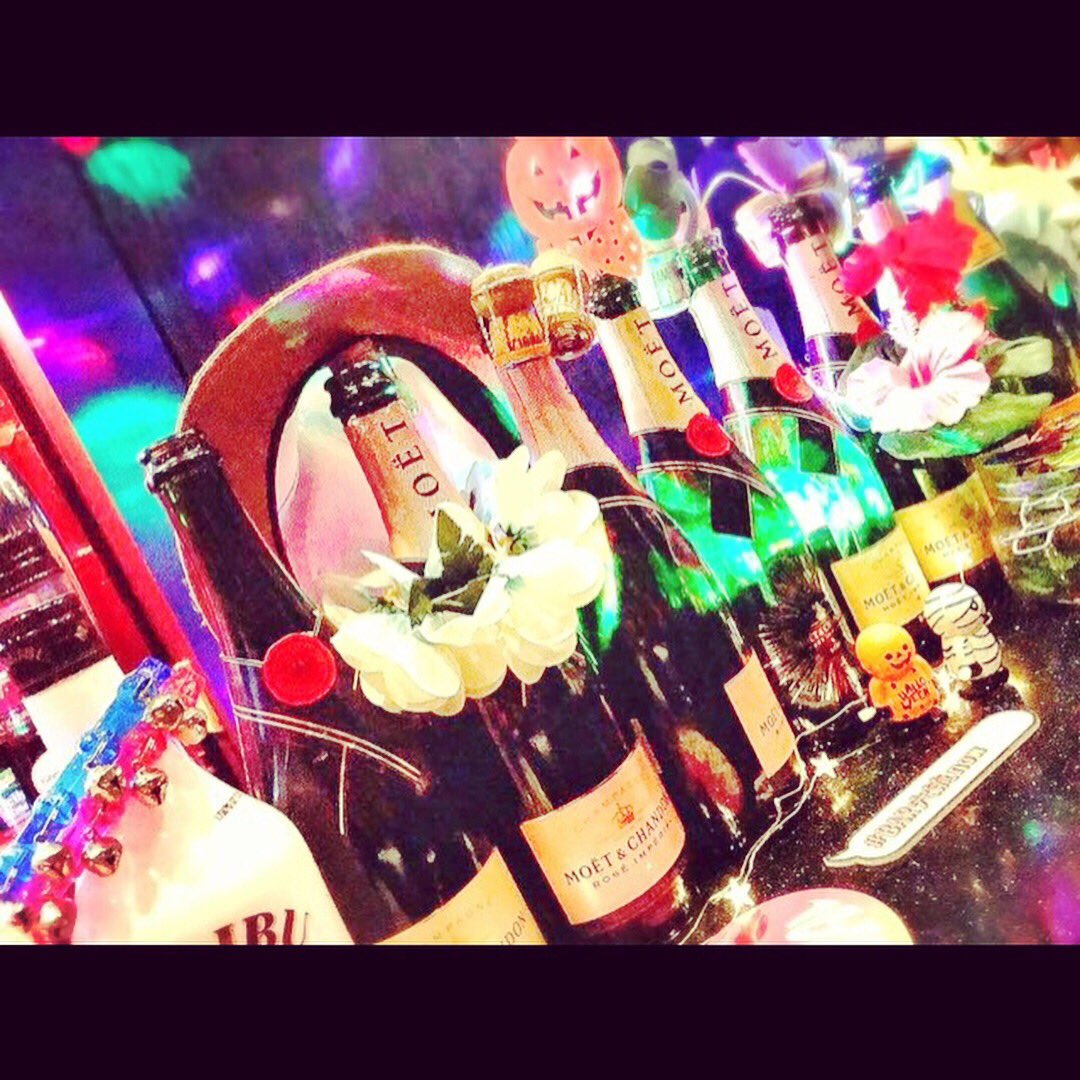 kinpika_777's tweet photo. 僕の行きつけのBAR”穴流”。錦を賑わす憩いの場所です。

店主のアナルさんが面白いから会いたくなる。僕の大切な親友です。

今晩は久しぶりに酔うぞー！！笑っ

#穴流#BAR#錦三丁目#名古屋#栄#パリピ#アナル#親友#金ぴか君#金ピカ#フォロー#フォローミー#フォロミー https://t.co/OhGCBHkASi
