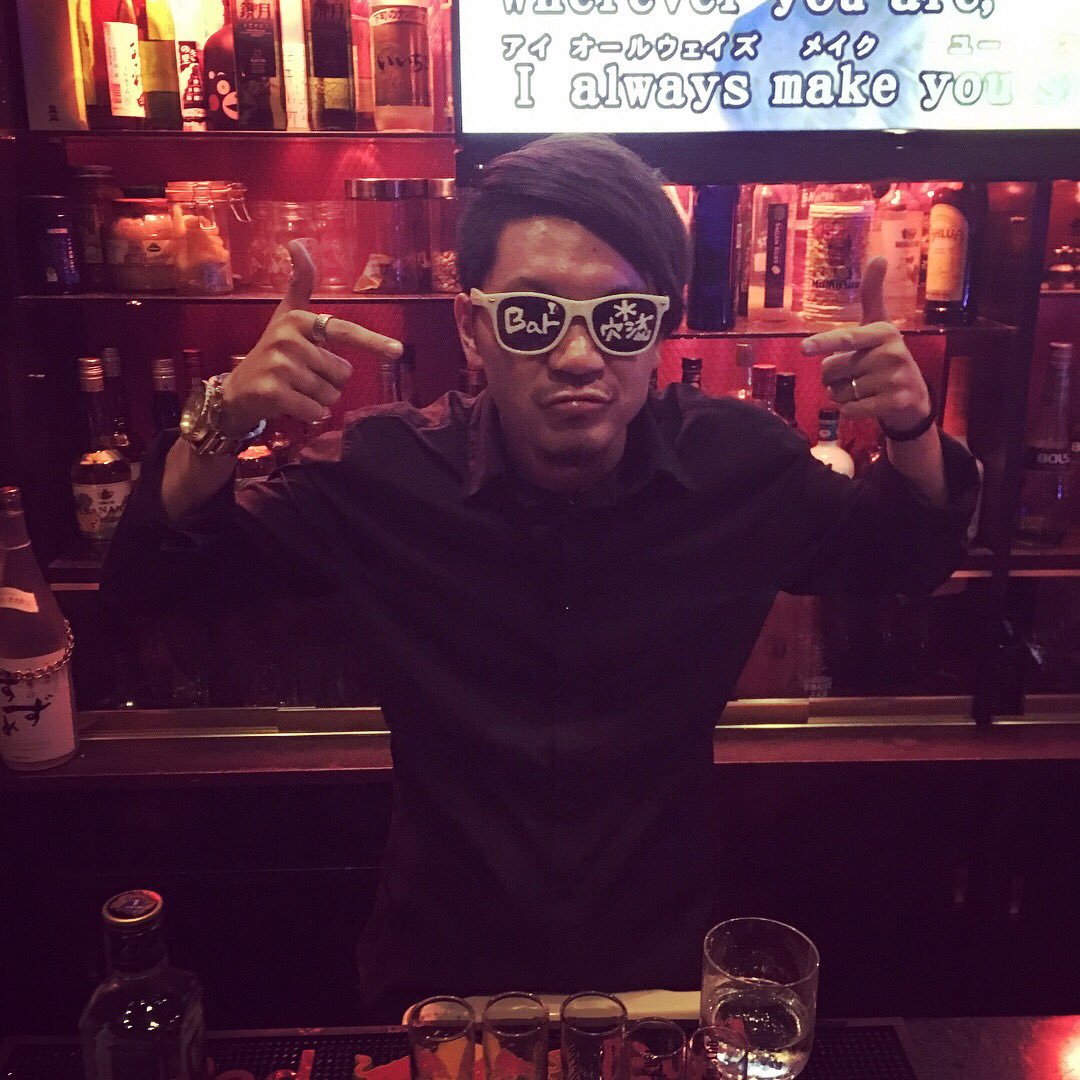 kinpika_777's tweet photo. 僕の行きつけのBAR”穴流”。錦を賑わす憩いの場所です。

店主のアナルさんが面白いから会いたくなる。僕の大切な親友です。

今晩は久しぶりに酔うぞー！！笑っ

#穴流#BAR#錦三丁目#名古屋#栄#パリピ#アナル#親友#金ぴか君#金ピカ#フォロー#フォローミー#フォロミー https://t.co/OhGCBHkASi